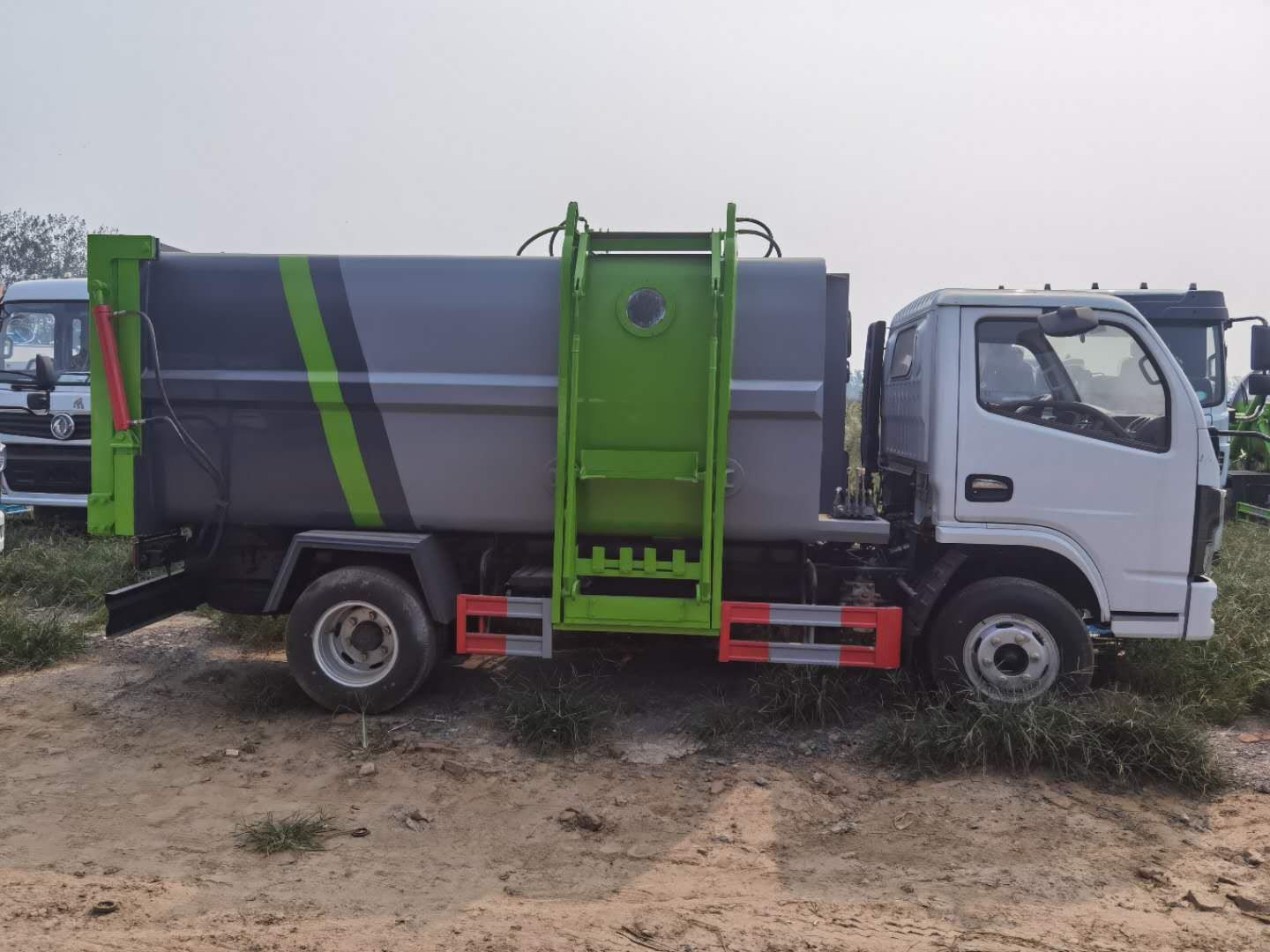 掛桶式垃圾車